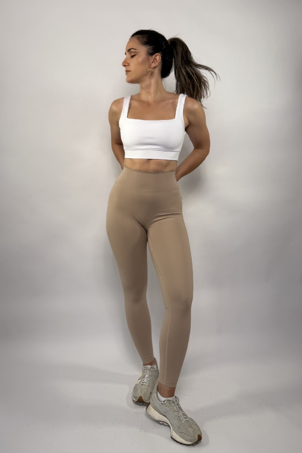 Square Up Crop Top | Tela PowerFit | Color Blanco | Compresión Media